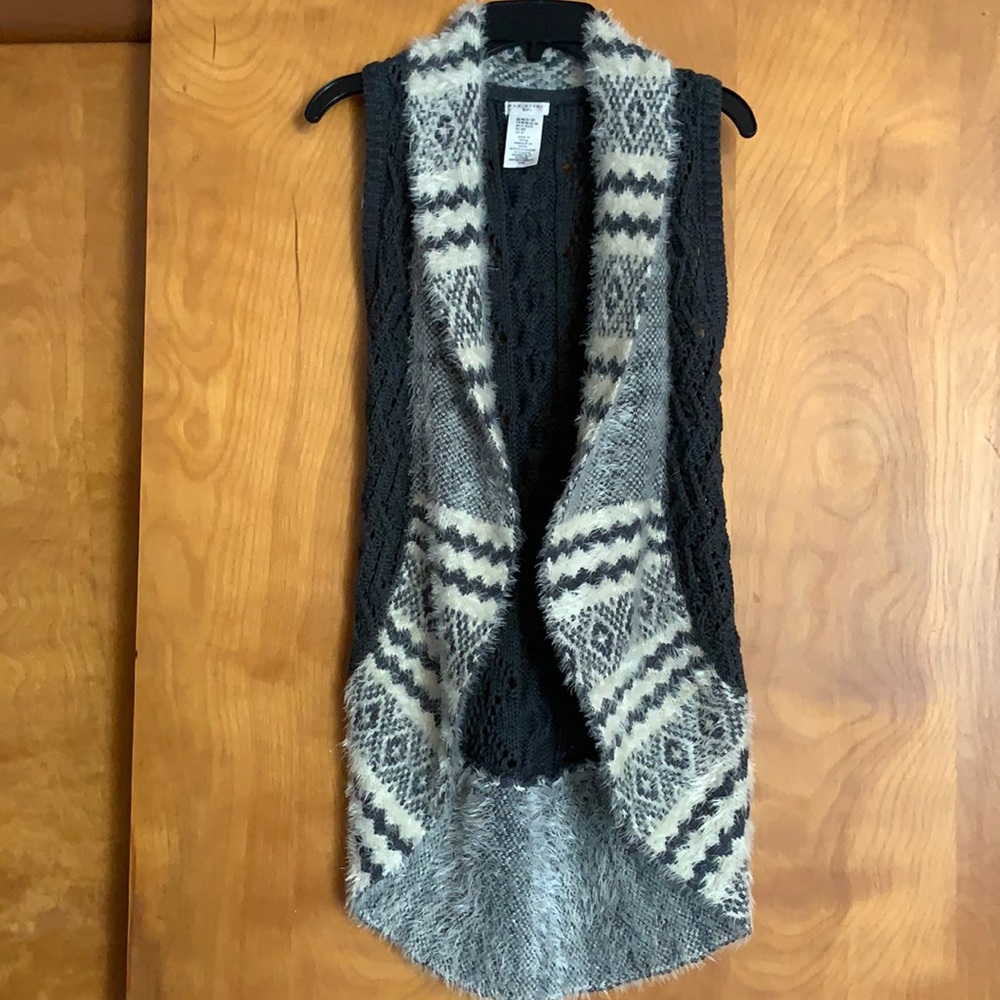 Max studio kids sweater vest with fur. Size M. Super sure worn once.